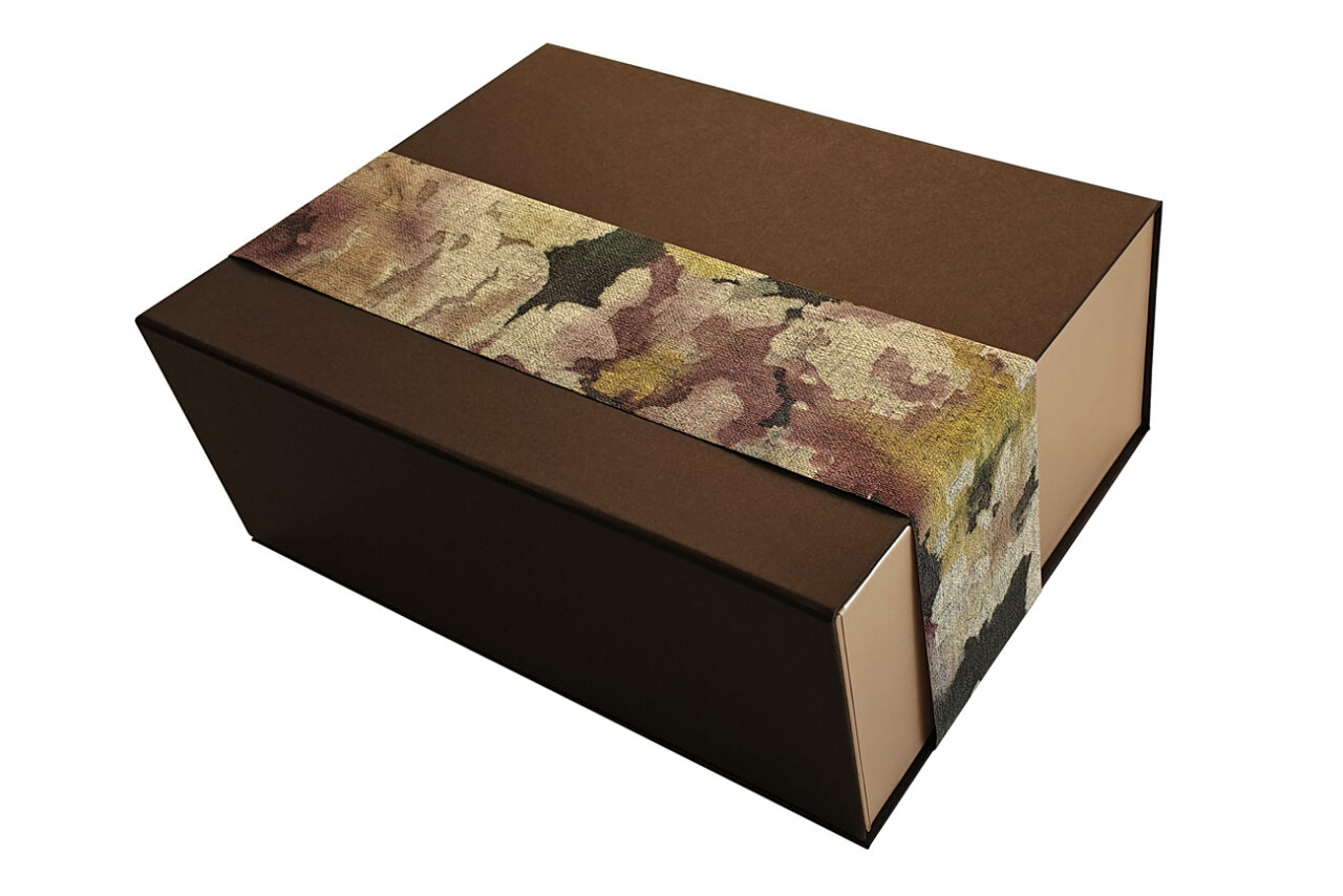 Magnetic rigid box with decorative sleeve - manufacturer