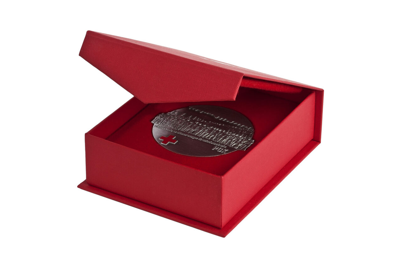 Medal box with magnetic closure