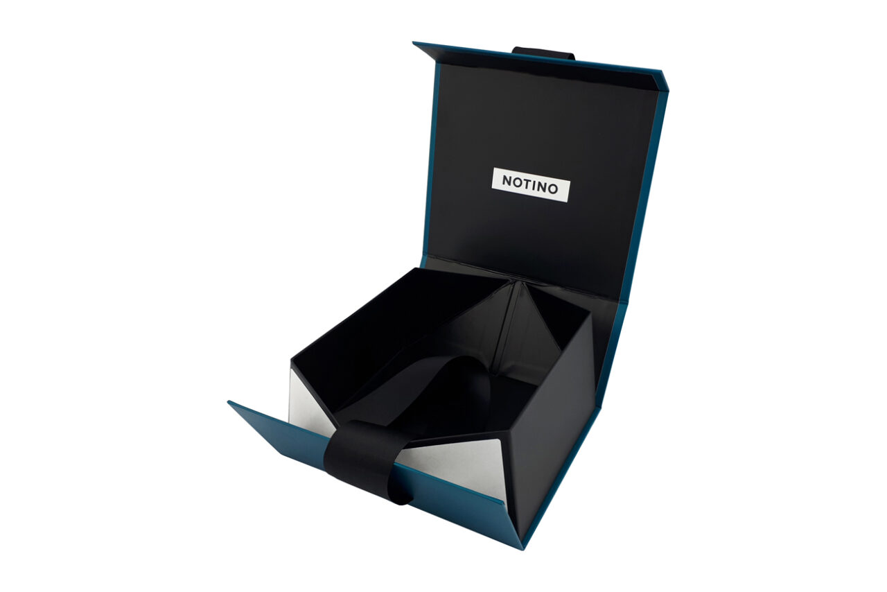 Folding rigid gift box with bow